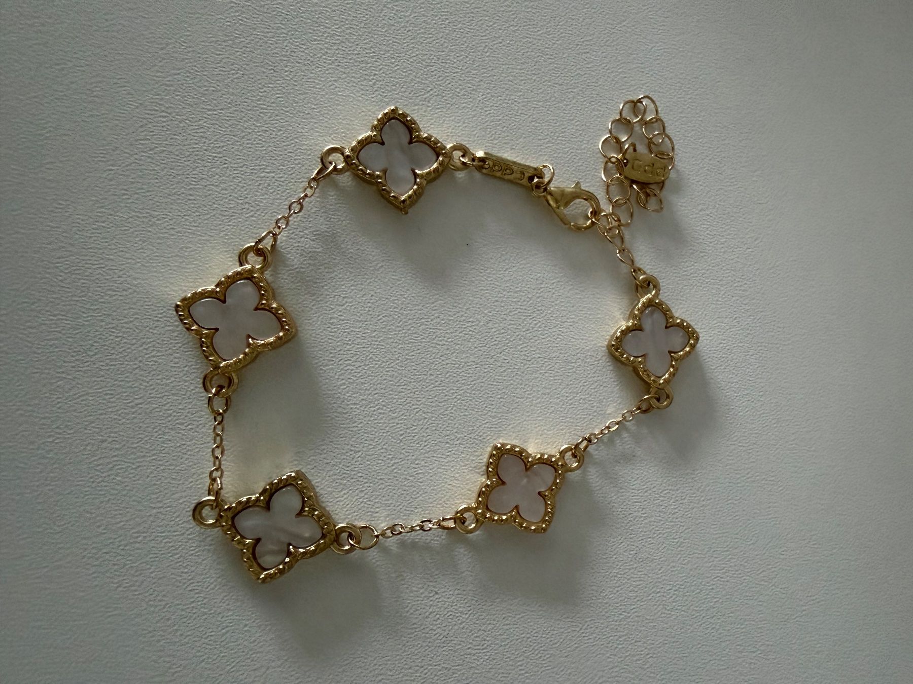 Armbänder & -reifen: Armband Kleeblatt Muster goldfarben neu rosa oder weiss – Neu und originalverpackt aus Kloten von des_xv52