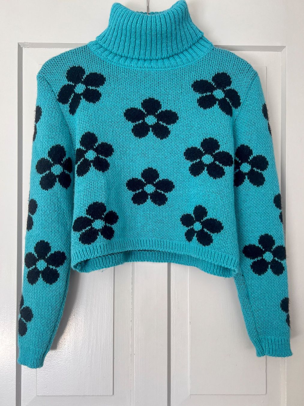 Pullover & Sweatshirts: Türkis Strickpullover mit Blumen, Cropped, M – Gebraucht aus Winterthur von Ael_