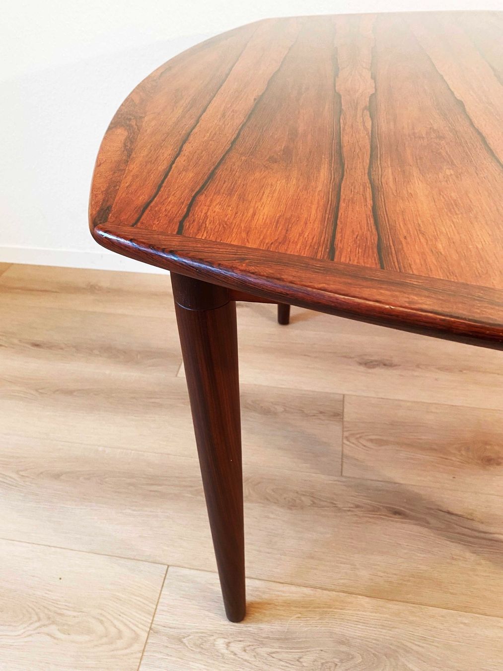 Tavoli: Teak Rosewood Diningtable – Usato da Beringen venduto da Kultgut 1