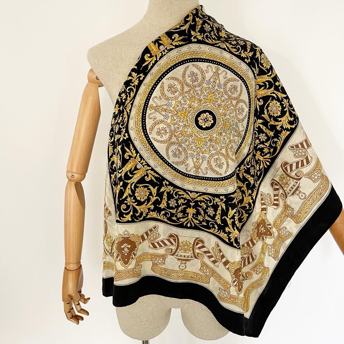 Valentino Foulards, Tücher & Schals: VALENTINO DROP Vintage Silk Scarf – Gebraucht aus Emmen von Avviivva_Com2023