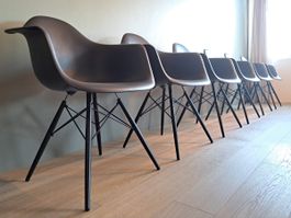 6 x Vitra Eames „Plastic Armchair“, inkl. Sitzkissen