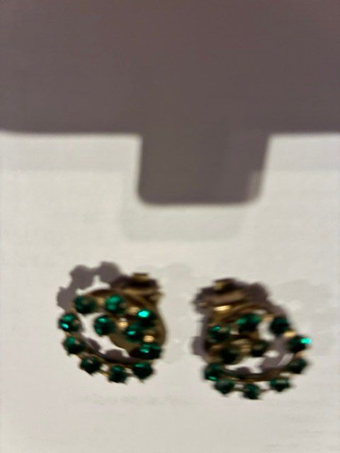 Ohrringe & -stecker: CLIPS OREILLES PERLES VERTES-VERRE – Gebraucht aus Evilard von nenette01
