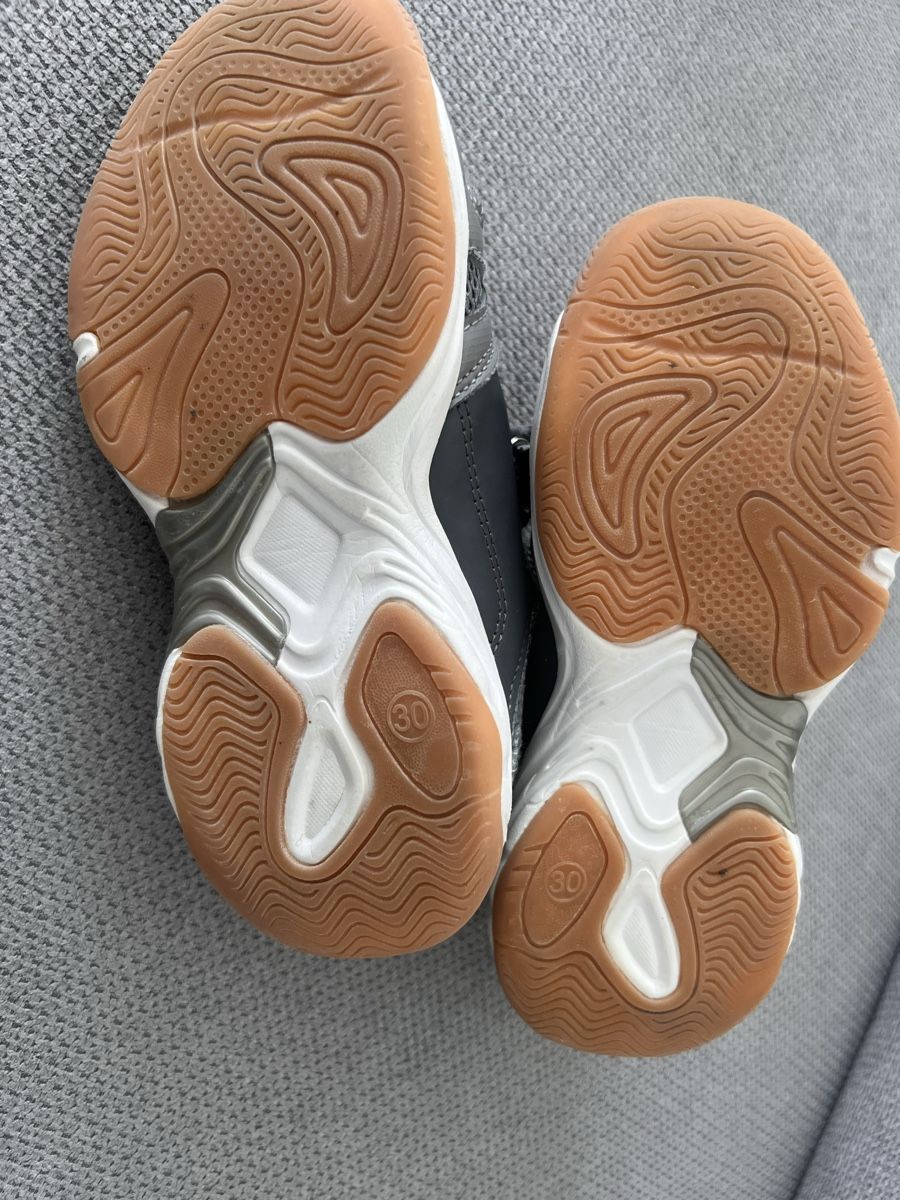 Schuhe für Mädchen: Hallen-/ Turnschuhe Grösse 30 – Gebraucht aus Thun von Siladi 2