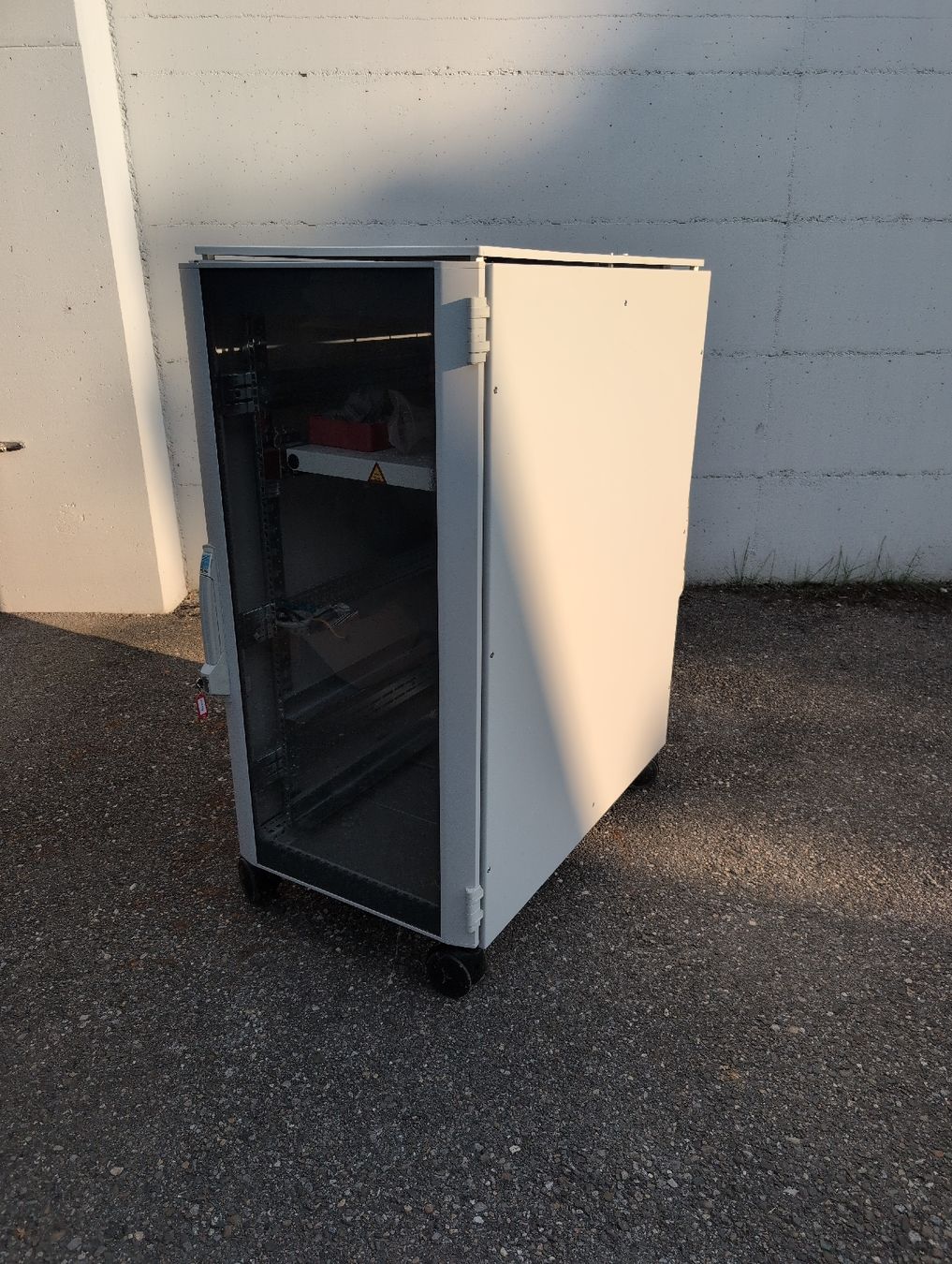 Rittal Racks & Cavalletti: Rittal Serverschrank mit Rollen und Glastür – Usato da Malters venduto da Ruemlibart