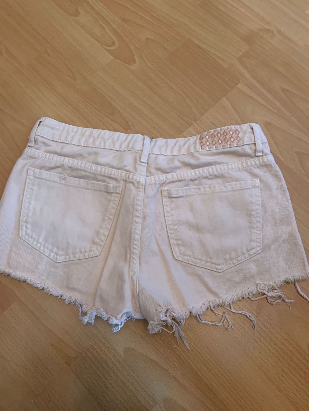 Pantaloni: Joli short Jennyfer t. 38 – Usato da MEYRIN venduto da Gwendo10 1