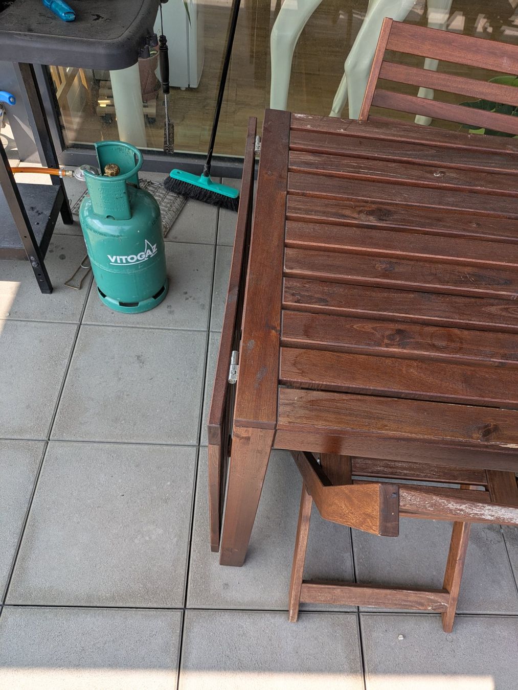 Tische: Gebrauchter Holzgartentisch mit 6 klappbaren Stühlen – Gebraucht aus Baden von fed_9xjj 1