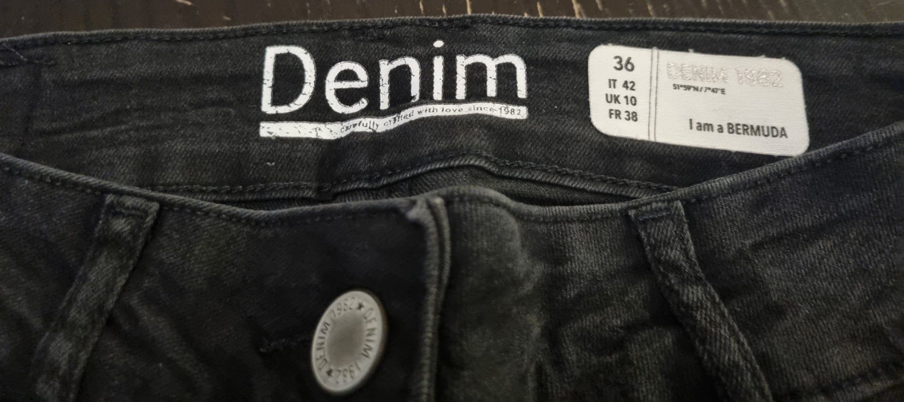 Jeans: Schwarze Denim Bermuda Shorts, Gr. 36 – Usato da Kaiseraugst venduto da muggel27 2