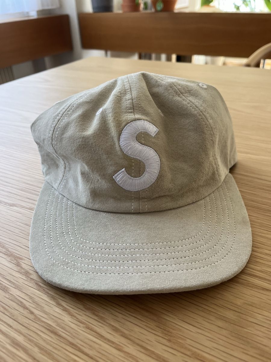 Sonstige Kleidung & Accessoires: Supreme - Cap Suede Look – Gebraucht aus Unterseen von BiancaNBozo