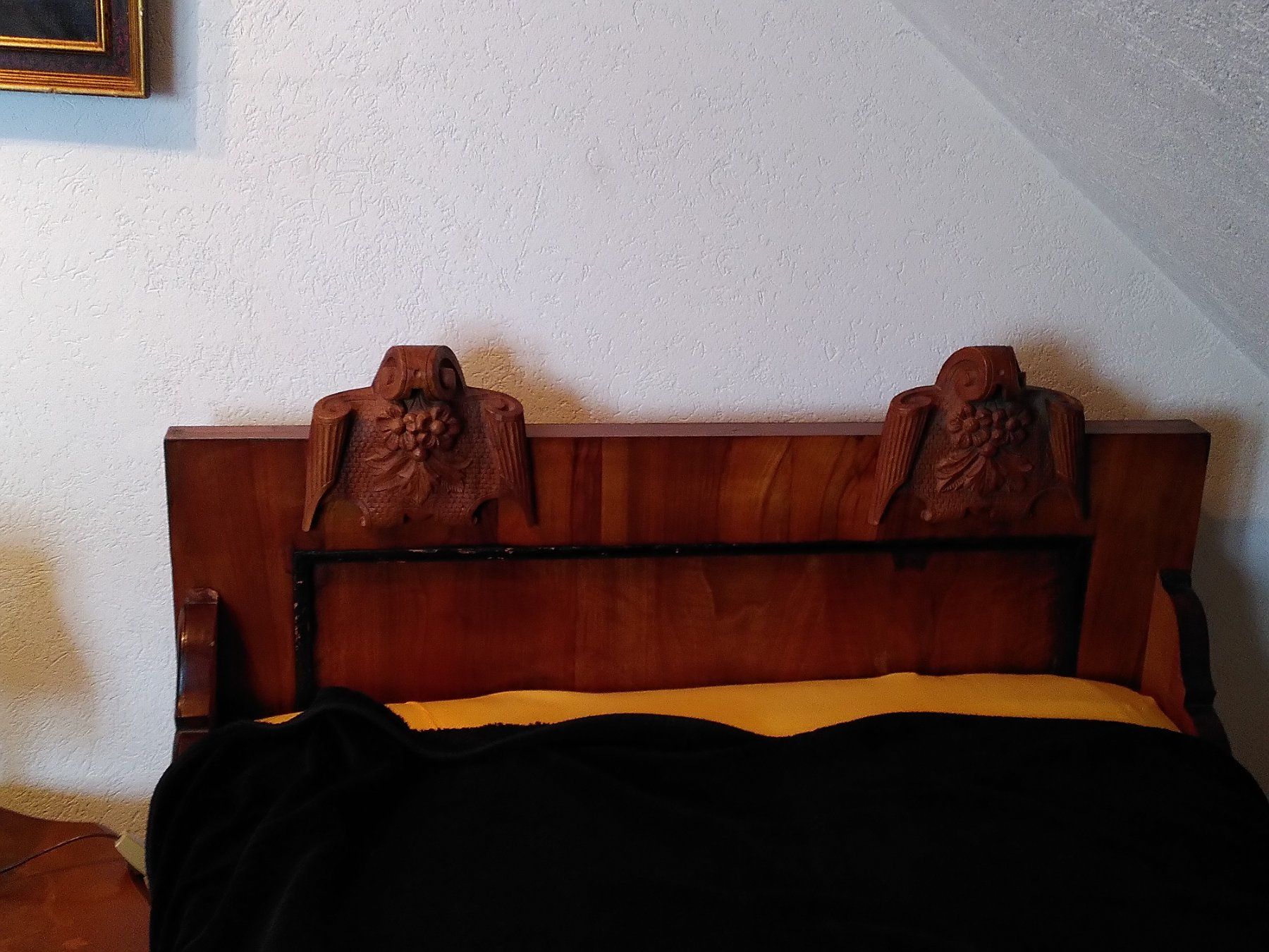 Letti: Antikes Einzelbett aus Holz mit Schnitzereien – Usato da St. Urban venduto da pme_f7td 2