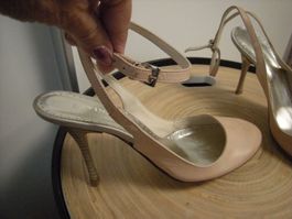 Tolle Stilettos High Heels Pumps mit Fesselriemen 37 NEU