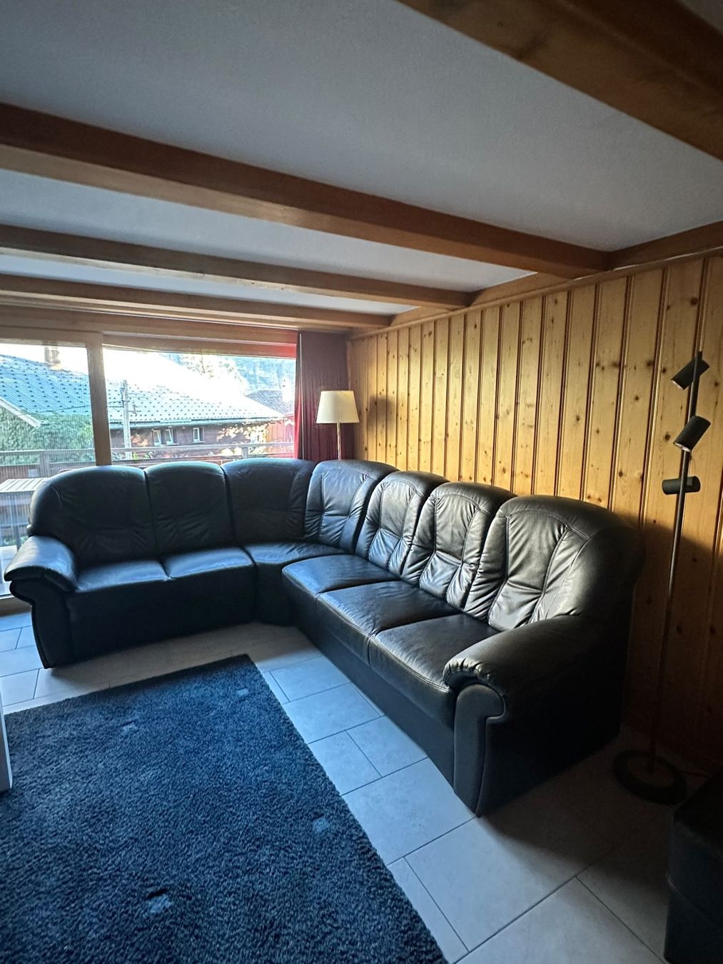 Sofas: Grosses Ecksofa mit zwei Poufs – D'occasion à Stechelberg par Mountain-Flohmi