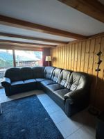 Grosses Ecksofa mit zwei Poufs