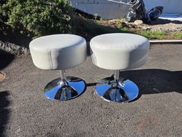Zwei Hocker rund Kunstleder weiss mit Chromfuss gebraucht