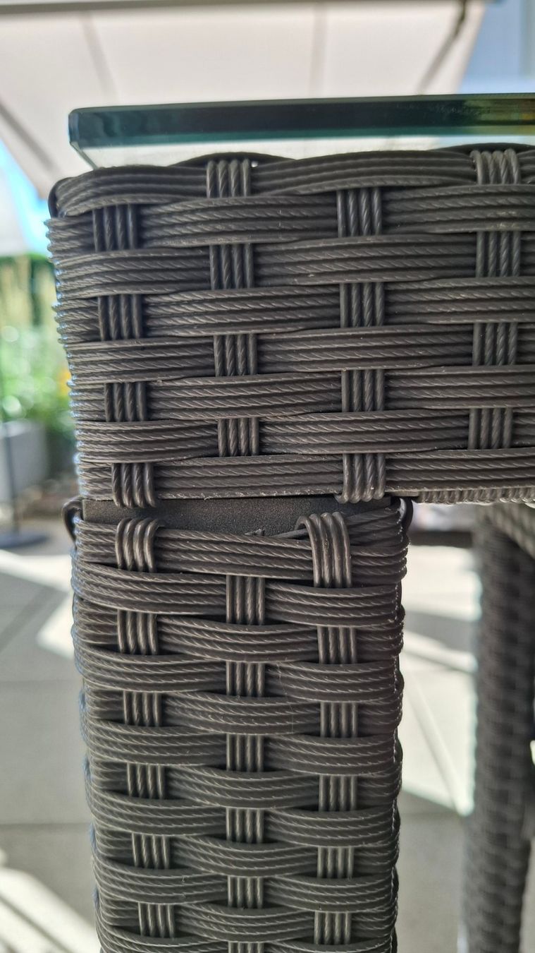 Tische: Gartentisch mit 2 Stühlen Polyrattan Glasplatte – Gebraucht aus Wädenswil von mmm435 1