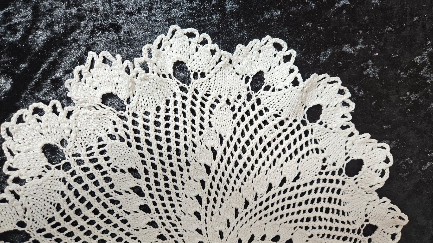 Altra biancheria da tavola: Spitzendeckchen gestrickt Spitzen Deckeli 40cm Weiss – Nuovo (secondo la descrizione) da Gossau ZH venduto da LeoniesDeko 1