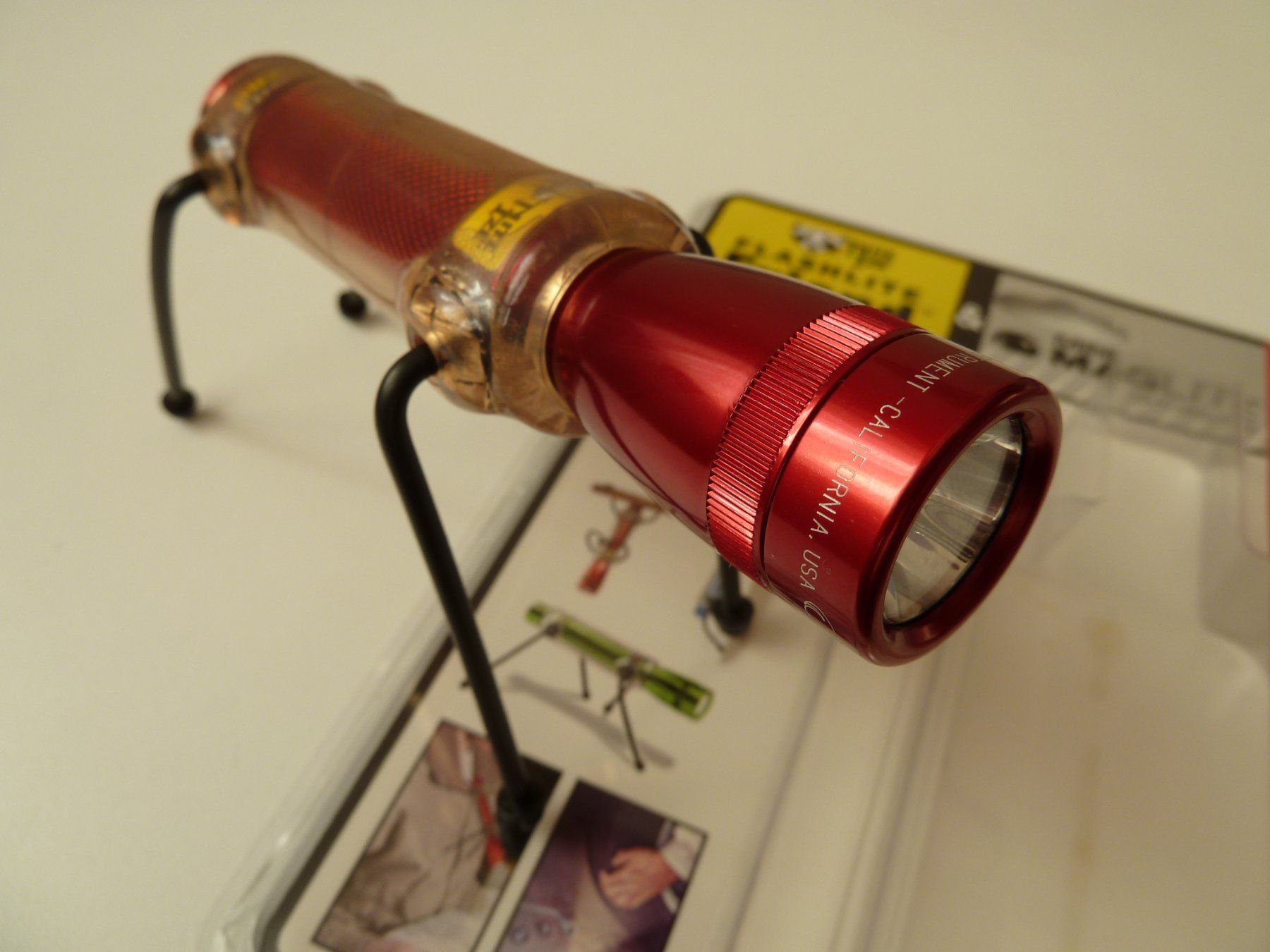 Lampade: MINI MAGLITE Rot mit Nite Ize Friend, Halogen 2 AA Batterien – Nuovo (secondo la descrizione) da Birsfelden venduto da adormidera