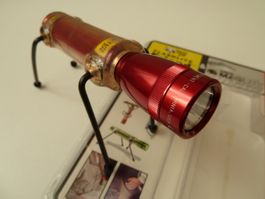 MINI MAGLITE Rot mit Nite Ize Friend, Halogen 2 AA Batterien