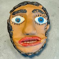 Sculpture naïve visage terre cuite peinte à la main, signée