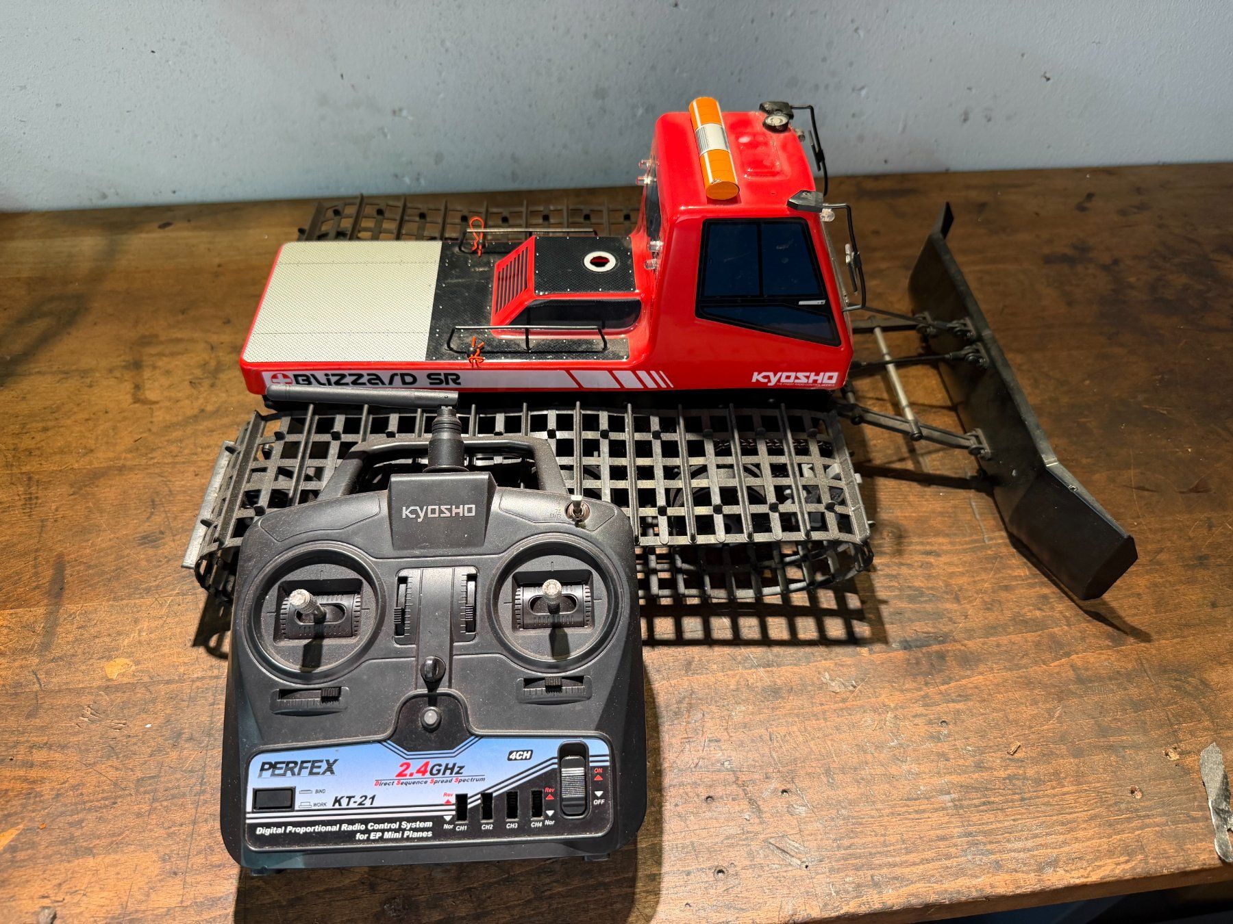 Kyosho RC Modellbau: Kyosho Blizzard SR Pistenraupe/Pistenbully – Gebraucht aus Laax GR von il_8klkd