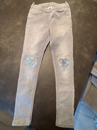 C&A Mädchen Jeans, Gr. 140, Grau mit Herzapplikationen