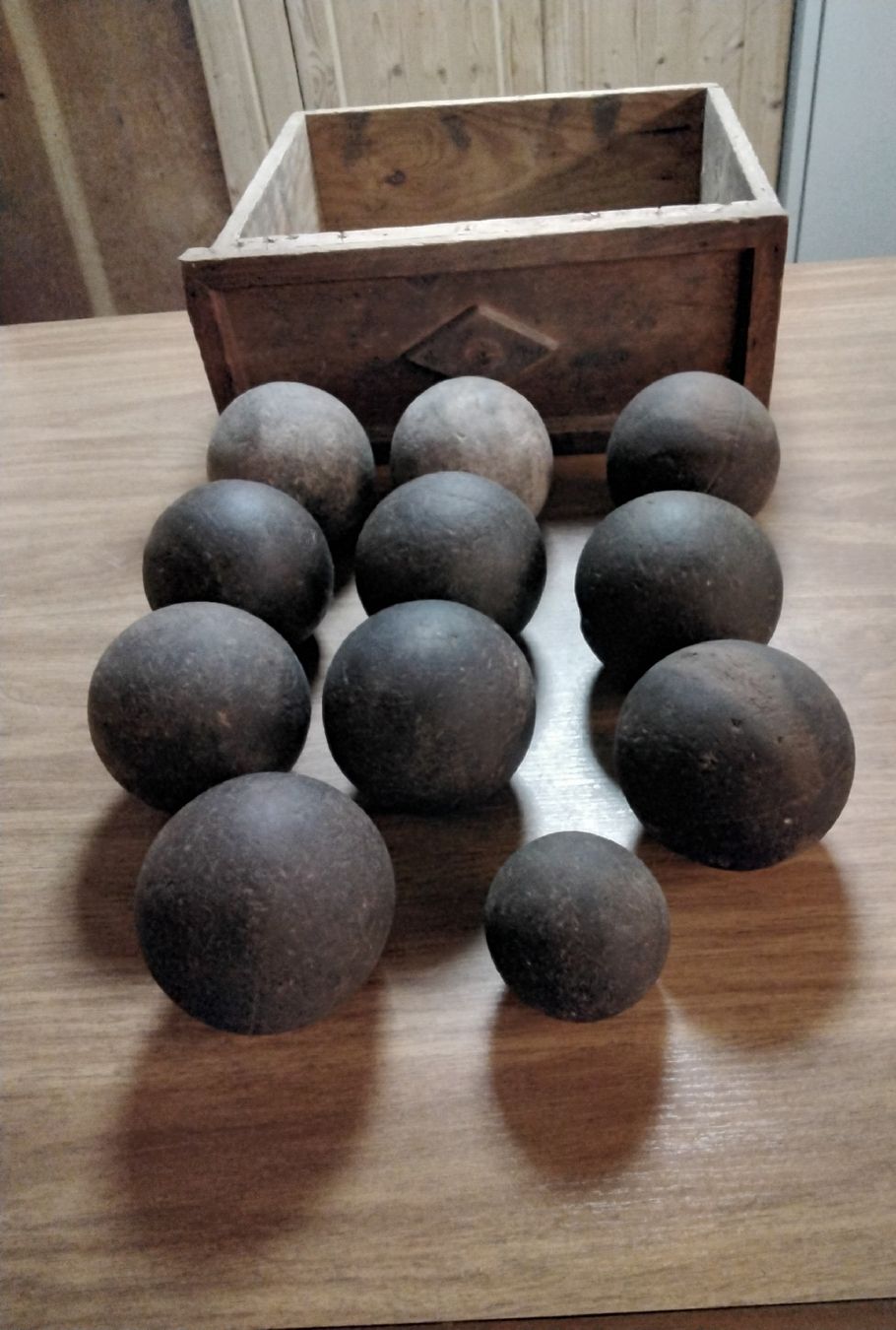 Articoli in legno: Antike Holzkugeln mit alter Schublade. – Usato da Sonnental venduto da joh_p7np 1