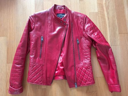 Rote Echtlederjacke im edlen Biker-Stil