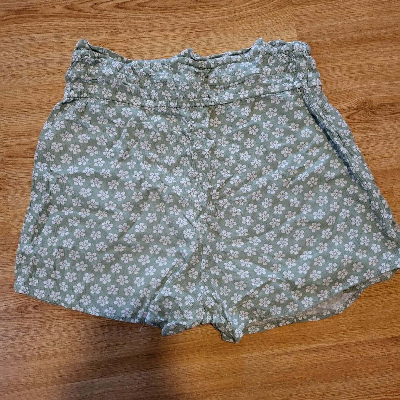 C&A Hosen: Skort paperbag fleuri vert pastel – Gebraucht aus Montcherand von mam_6ctf 2