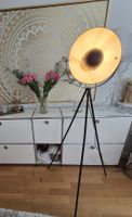 Retro Stehleuchte Dreibein (Schwarz / Gold) – Studio-Design