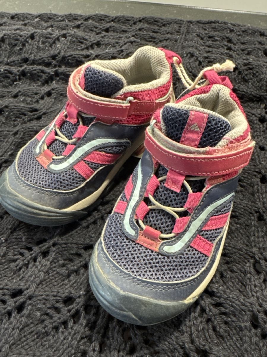 Decathlon Scarpe per ragazze: Quechua Wanderschuhe, Gr. 26 – Usato da Grabs venduto da Shelly_87