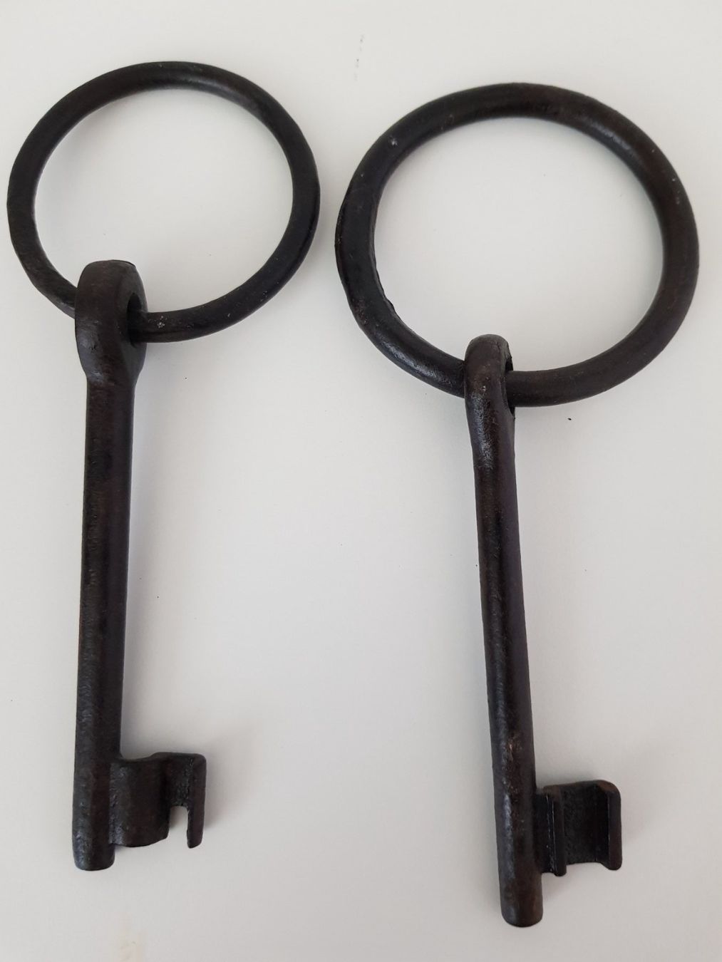 Schlüssel & Schlösser: Schlüssel mit Ring Eisen Antik – Gebraucht aus Gattikon von  1