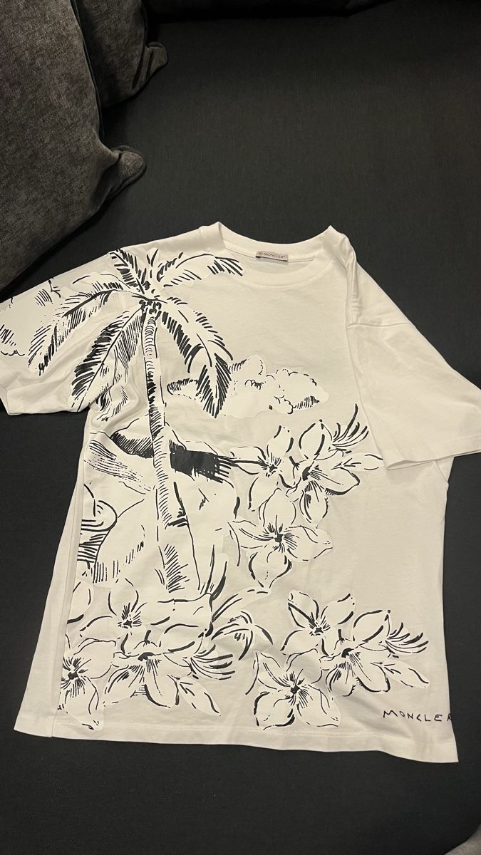 Moncler T-shirt: Moncler t-Shirt – Nuovo (secondo la descrizione) da Baden venduto da Car_lio09