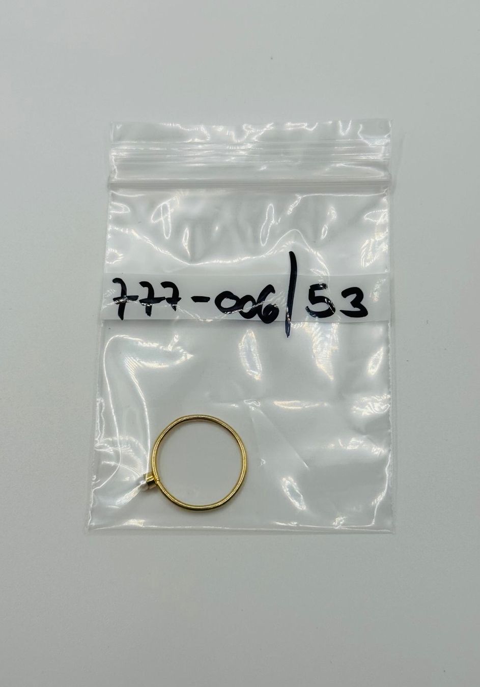 Anelli: Golden farbiger Ring mit kleiner Perle / Grösse: 53 – Nuovo e nell'imballaggio originale da Frutigen venduto da glanzvolles.leben 2