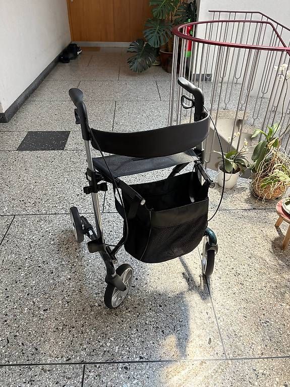 Ausili per la deambulazione: Sehr leichter Rollator, Vital 62 Carbon – Nuovo (secondo la descrizione) da Zürich venduto da Swiss_stone