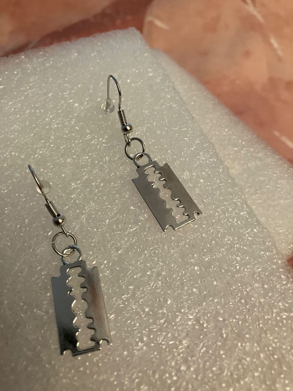 Orecchini pendenti & Orecchini a lobo: Silberfarbene Rasierklingen Hängeohrringe, Modeschmuck – Nuovo (secondo la descrizione) da Affoltern am Albis venduto da Dlotti 1