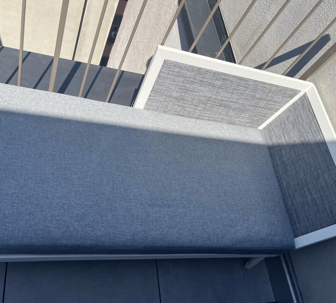 Sedie a sdraio: Lounge set grey white sofa and table good condition – Usato da Basel venduto da pp5_dg76 3