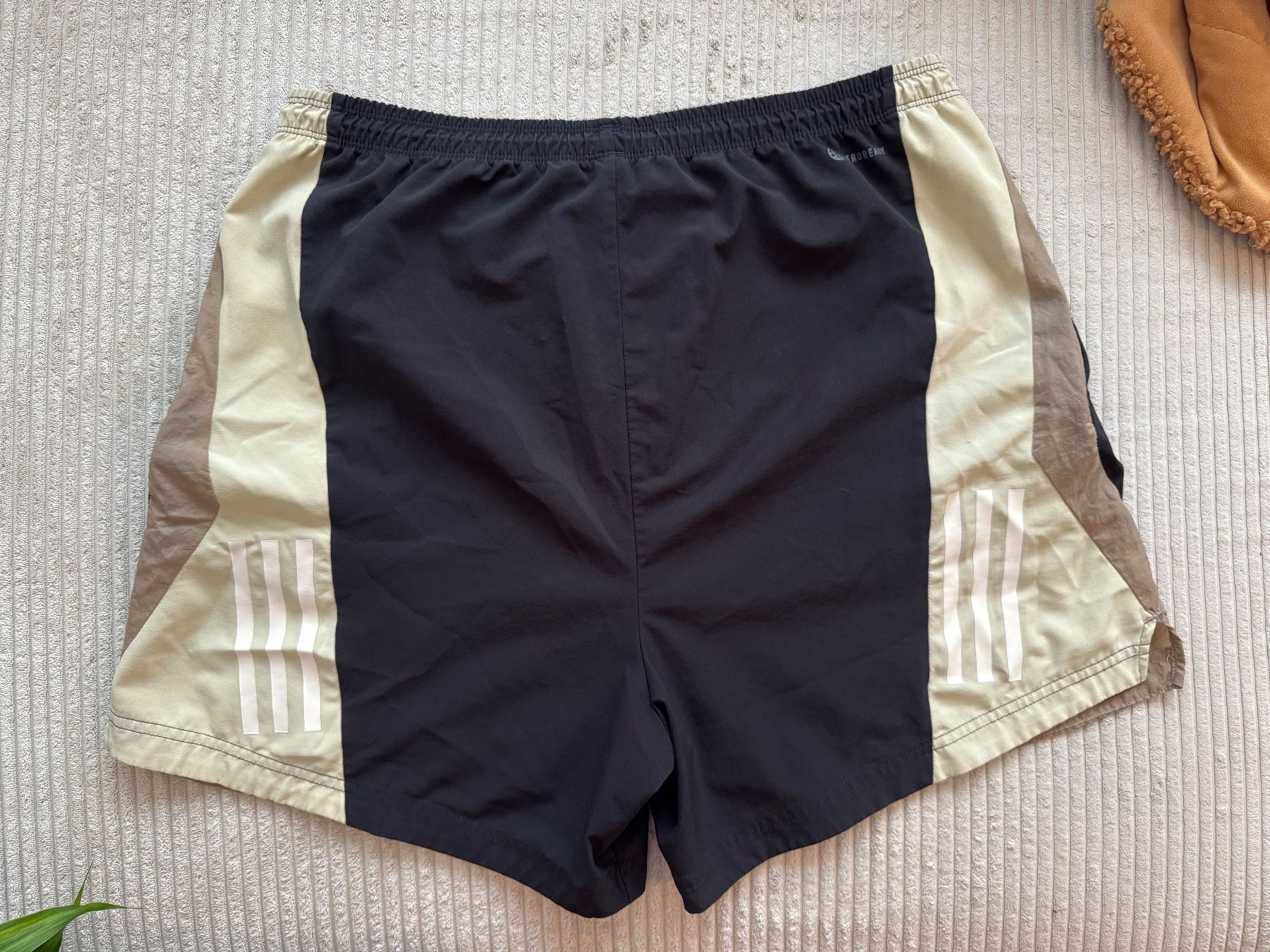 Adidas Pantaloni: Adidas kurze Shorts Gr. L – Usato da zürich venduto da tanike 2