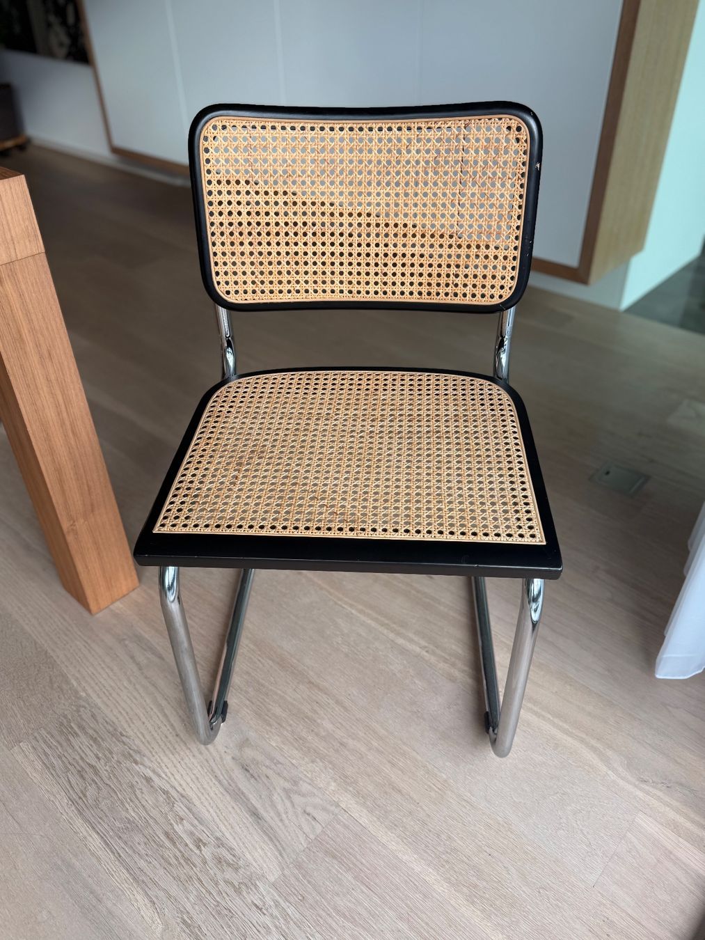 Pfister Set di tavolo e panche: Esstisch Nussbaum mit 6 Freischwinger Stühlen Set – Usato da Schwyz venduto da hel_6ys6 2