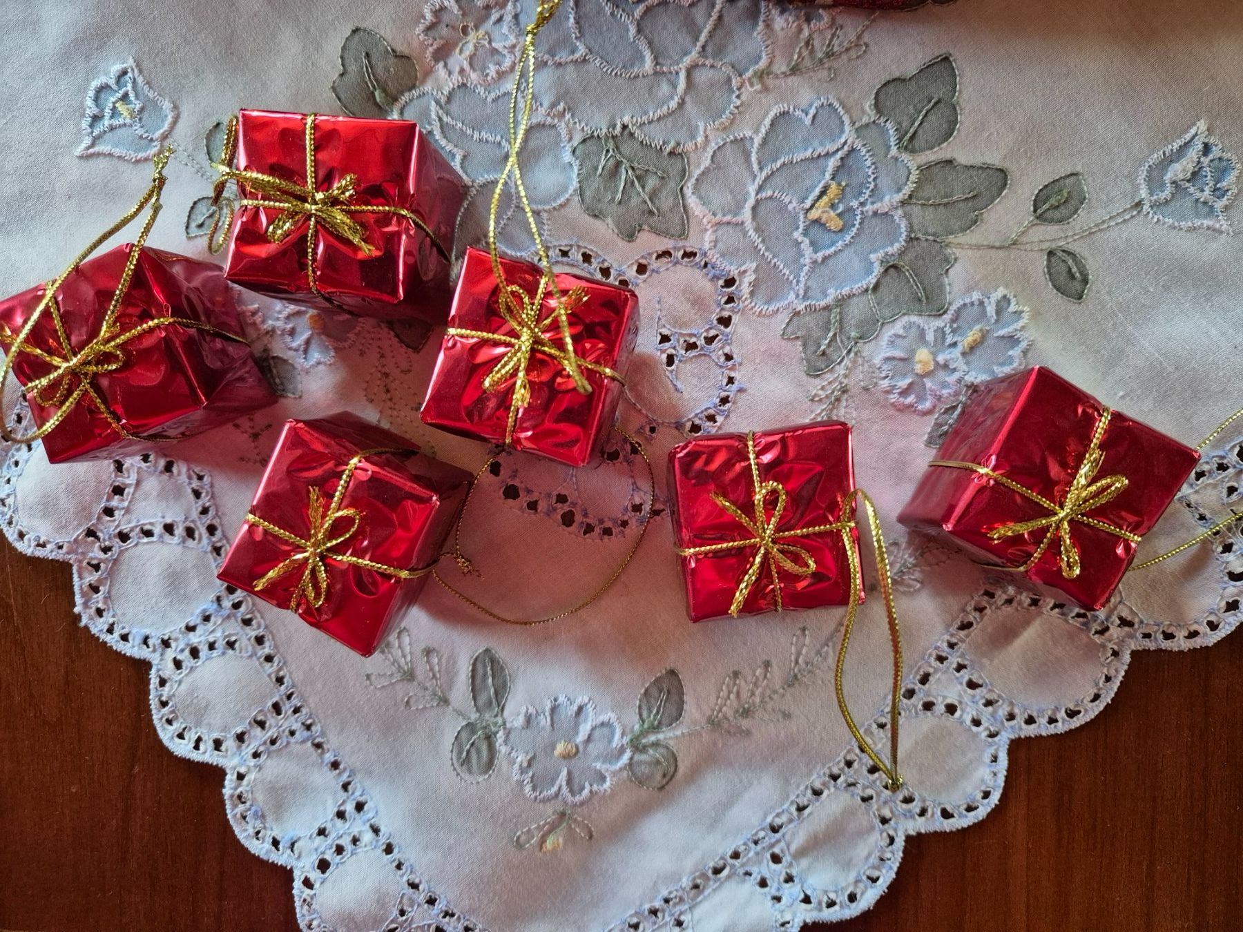 Tutte le decorazioni: Weihnachtskugeln rot matt glänzend mit Deko-Geschenken – Usato da Baden venduto da Katzenbaum27 3