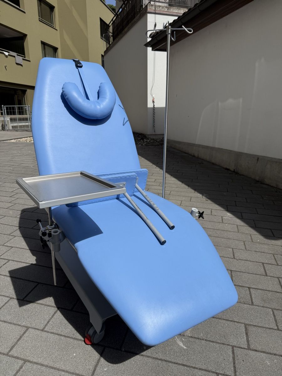 Sedie: Verstellbare Praxisliege / Untersuchungsstuhl hellblau, top – Usato da Brunnen venduto da RoliKr8