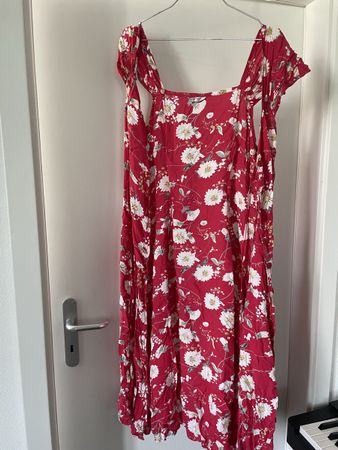Sommerliches Viscose Kleid, Rot mit Blumen, Grösse L!
