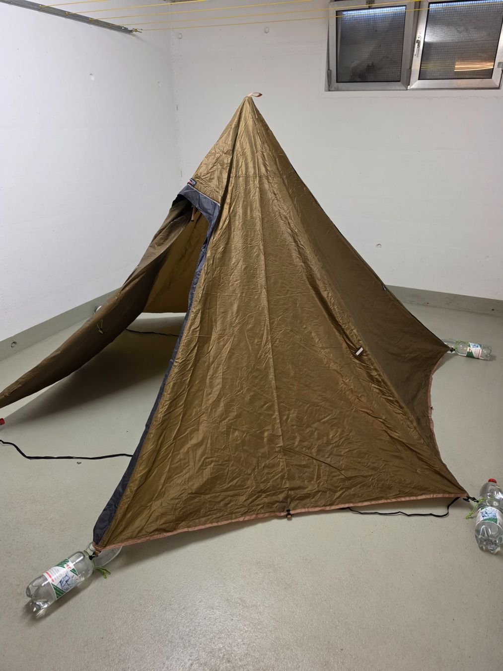 Tende : tipi tepee pyramid Zelt Desert Braun 1 oder 2 Personen NEU – Nuovo e nell'imballaggio originale da Othmarsingen venduto da RafRafBruna