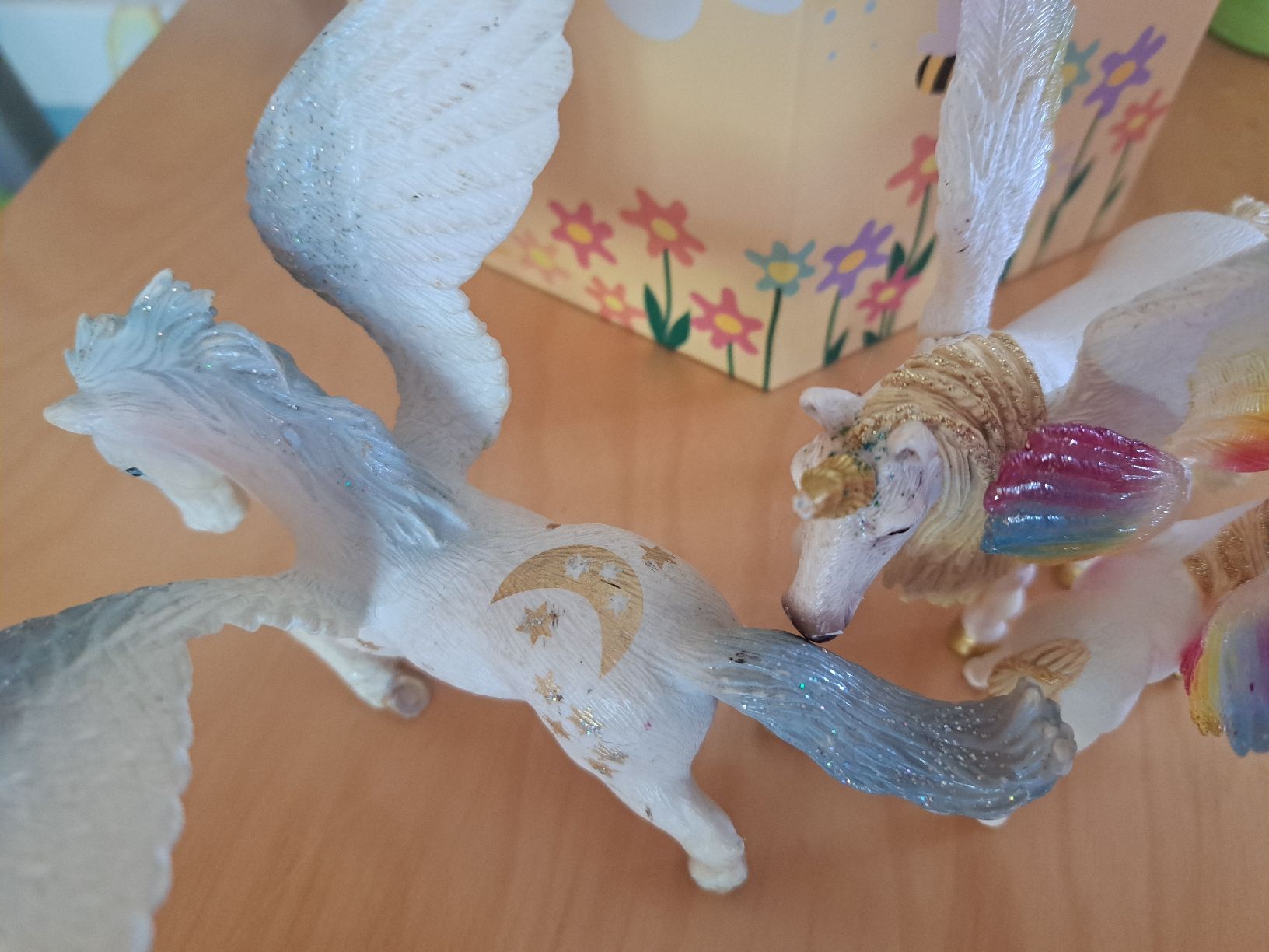 Schleich Giocattoli: 4 Schleich Regenbogenpferde mit Feebuch – Usato da bazenheid venduto da salerno007 6