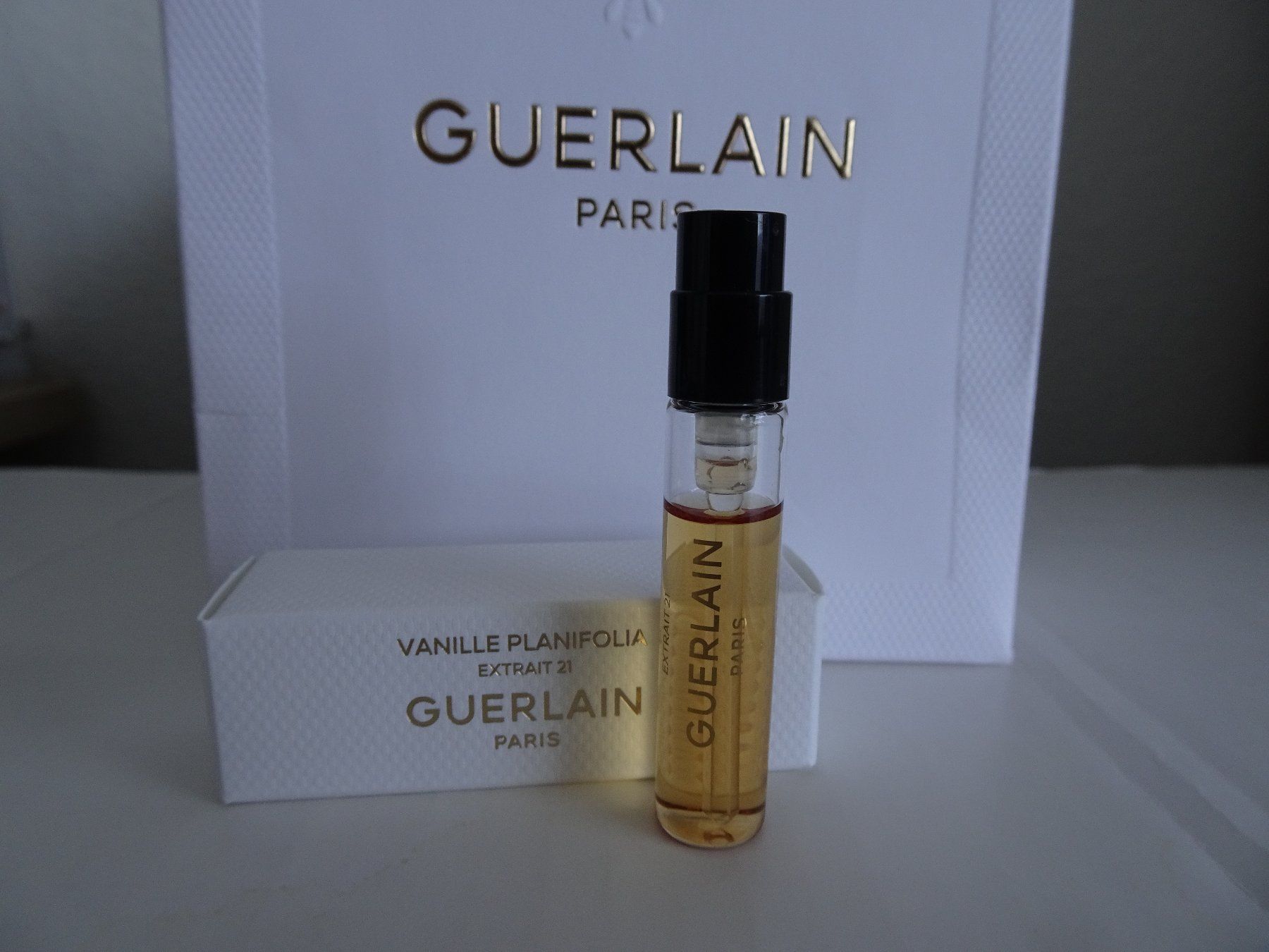 Guerlain Flacons: NEW GUERLAIN PARFUM VANILLE PLANIFOLIA EXTRAIT SAMPLE 2mlVap – Neuf avec emballage d'origine à Oberwil b. Zug par JICKY-1889