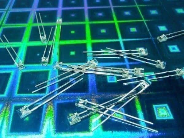 Componenti elettronici: Quader-LED 10 Stk 2x3x4mm klar/gelb – Nuovo (secondo la descrizione) da Luzern venduto da Salefactory 1