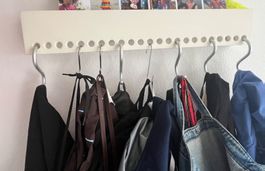 Wandgarderobe weiss mit 18 Haken gut erhalten