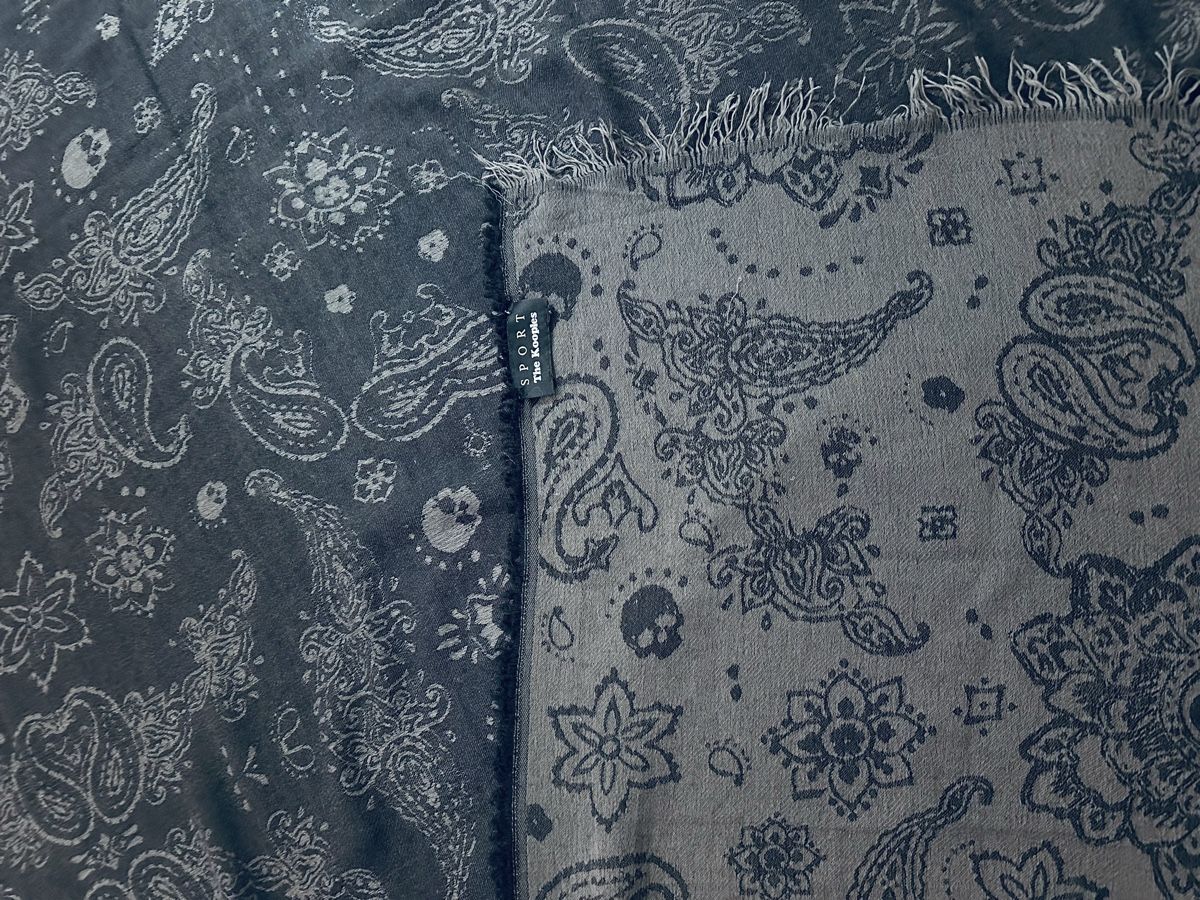Kooples Foulard & Sciarpe: Châle The Kooples, crânes et fleurs, gris-noir – Nuovo (secondo la descrizione) da Monthey venduto da Ben1 2