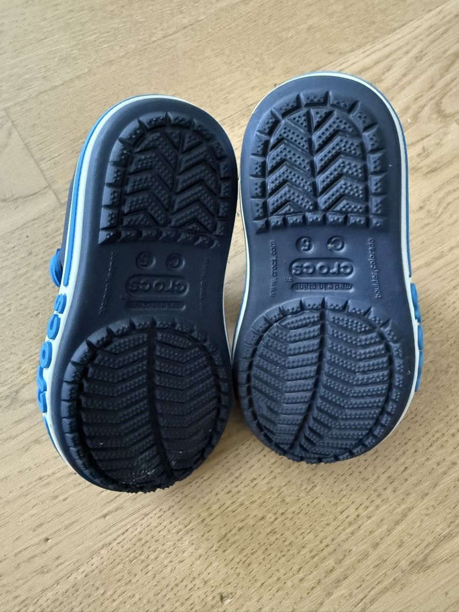 Crocs Scarpe per ragazzi: Kinder Sandalen Crocs dunkelblau Grösse 24  – Usato da Riehen venduto da nah00 2