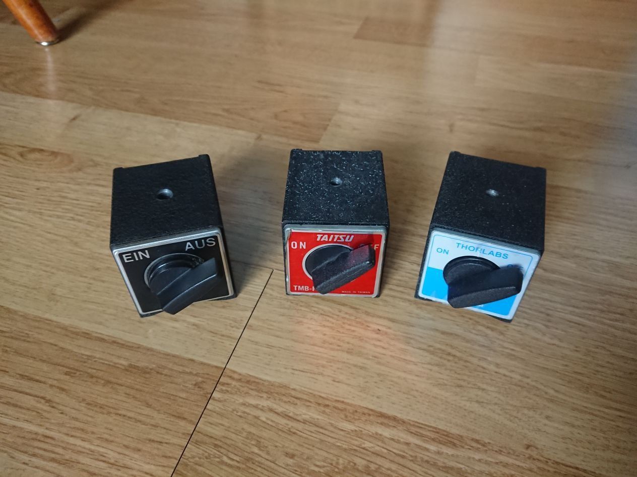 Supporti a parete: 3 Schaltbare Permanentmagnet-Halter mit hoher Haltekraft – Usato da Dübendorf venduto da Tenmoku