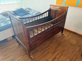 Schönes antikes Kinderbett auf Rollen