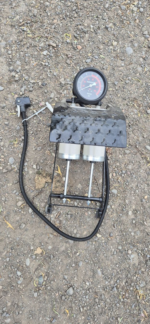 Pompe & Parti di ricambio: Fussluftpumpe mit Manometer. – Nuovo (secondo la descrizione) da Wuppenau venduto da Suenneli10